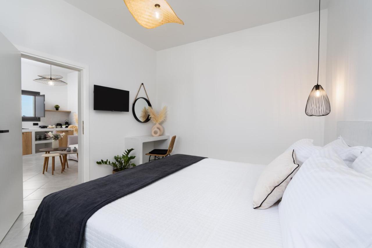 Almira Luxury Suites Perivolos  Exterior photo