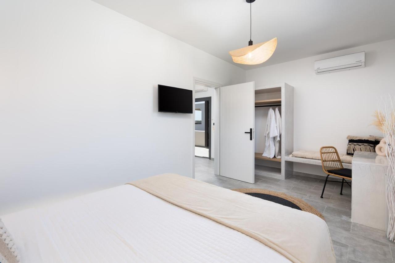 Almira Luxury Suites Perivolos  Exterior photo